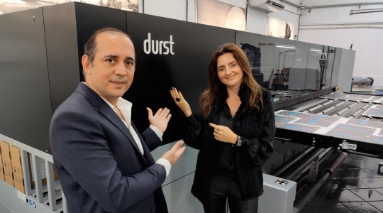 A Chromajet está renovando sua parceria com a marca Durst por meio de um novo investimento: a P5 350 com tecnologia LED UV.